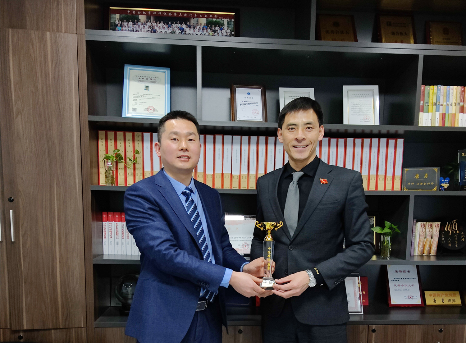 唐勇律師榮獲055110律師門戶網十佳律師獎杯